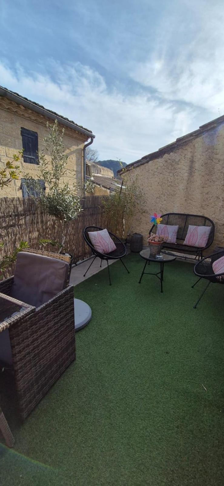 Proche D'Uzes La Terrasse Du Soleil Levant Collias Exteriör bild